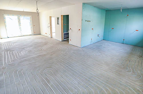 Blick auf eine frisch montierte Fußbodenheizung von AMG Heizsysteme, hier das Beispiel eines Fräs-Systems.