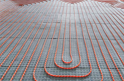 Blick auf eine frisch montierte Fußbodenheizung von AMG Heizsysteme, hier das Beispiel eines Klett-Systems.