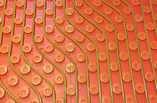 Blick auf eine frisch montierte Fußbodenheizung von AMG Heizsysteme, hier das Beispiel eines Dünnschicht-Systems.