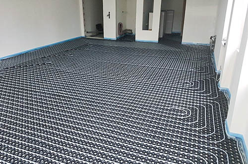 Blick auf eine frisch montierte Fußbodenheizung von AMG Heizsysteme, hier das Beispiel eines Dünnschicht-Systems.