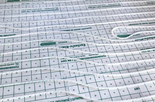 Blick auf eine frisch montierte Fußbodenheizung von AMG Heizsysteme, hier das Beispiel eines Klett-Systems.