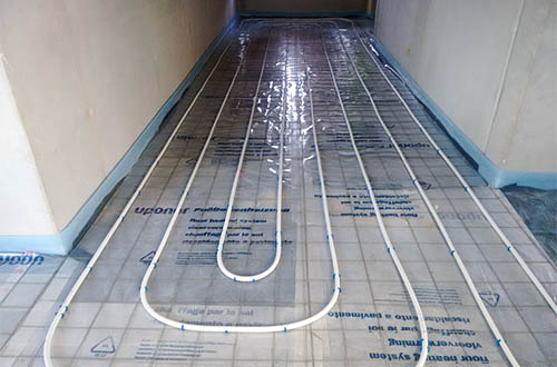 Blick auf eine frisch montierte Fußbodenheizung von AMG Heizsysteme, hier das Beispiel eines Trägermatten-Systems.
