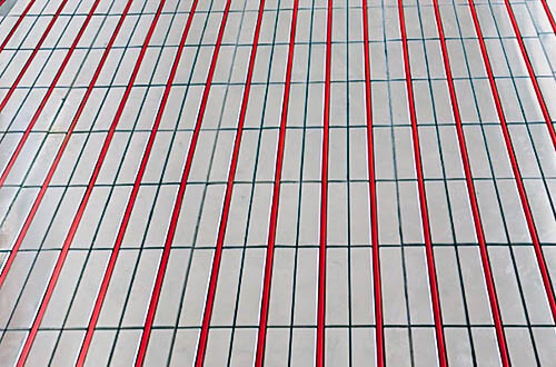 Blick auf eine frisch montierte Fußbodenheizung von AMG Heizsysteme, hier das Beispiel eines Trockenbau-Systems.